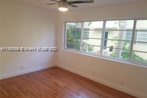 Condo in Miami Beach, Florida, 2 bedrooms  № 611749 - photo 15