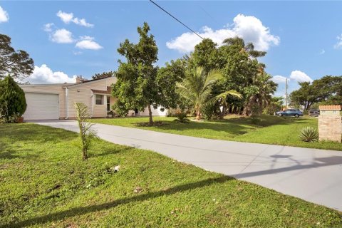 House in PORT ST LUCIE in Port St. Lucie, Florida 3 bedrooms, 129.32 sq.m. № 1410183 - photo 2