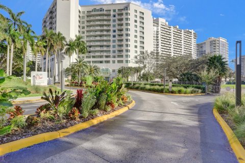 Hotel in Fort Lauderdale, Florida 1 bedroom, 50.91 sq.m. № 977126 - photo 12
