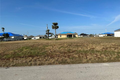 Купить земельный участок в Кейп-Корал, Флорида № 574697 - фото 1