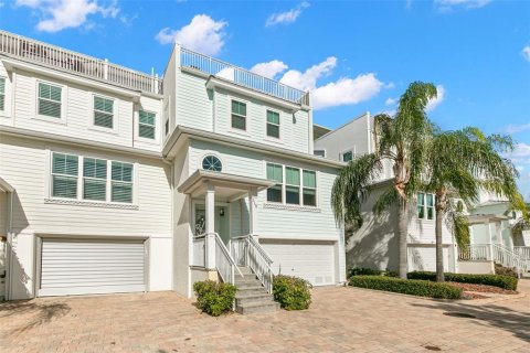 Townhouse in Clearwater, Florida 4 bedrooms, 289.67 sq.m. № 914888 - photo 1
