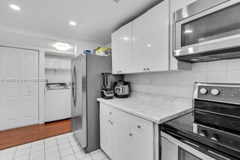 Condo in Miami, Florida, 3 bedrooms  № 1102860 - photo 12