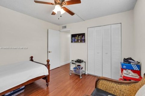 Condo in Miami, Florida, 3 bedrooms  № 1102860 - photo 15