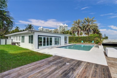 Villa ou maison à vendre à North Bay Village, Floride: 3 chambres, 212.19 m2 № 876291 - photo 10