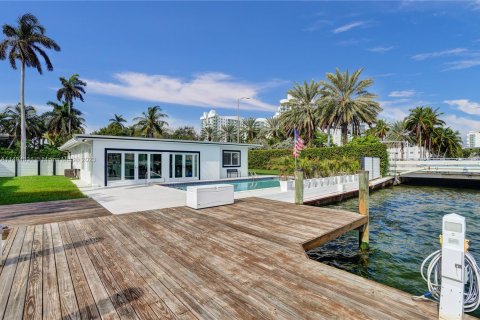 Villa ou maison à vendre à North Bay Village, Floride: 3 chambres, 212.19 m2 № 876291 - photo 9