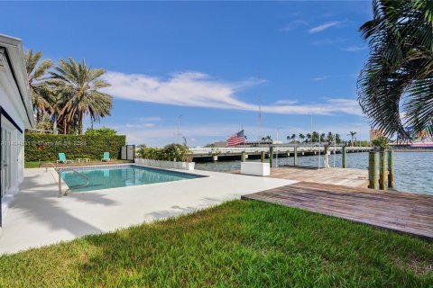 Villa ou maison à vendre à North Bay Village, Floride: 3 chambres, 212.19 m2 № 876291 - photo 12