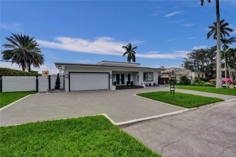 Villa ou maison à vendre à North Bay Village, Floride: 3 chambres, 212.19 m2 № 876291 - photo 2