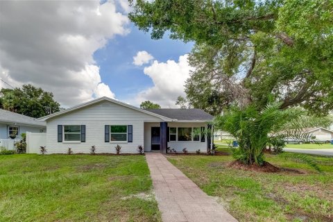 House in Tampa, Florida 4 bedrooms, 146.6 sq.m. № 1363578 - photo 1