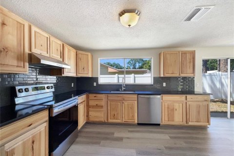 Casa en venta en Tampa, Florida, 4 dormitorios, 141.95 m2 № 1140018 - foto 2