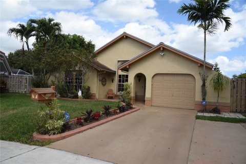 House in Sunrise, Florida 3 bedrooms, 137.5 sq.m. № 1081721 - photo 2