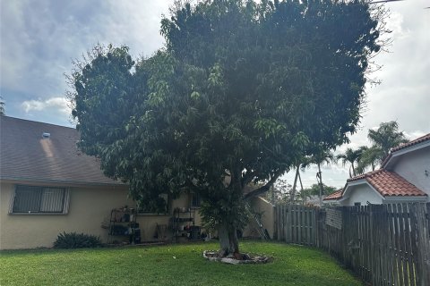 House in Sunrise, Florida 3 bedrooms, 137.5 sq.m. № 1081721 - photo 22