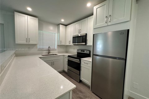 Apartamento en alquiler en Hollywood, Florida, 1 dormitorio № 1367623 - foto 1