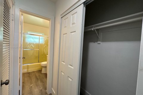 Apartamento en alquiler en Hollywood, Florida, 1 dormitorio № 1367623 - foto 12