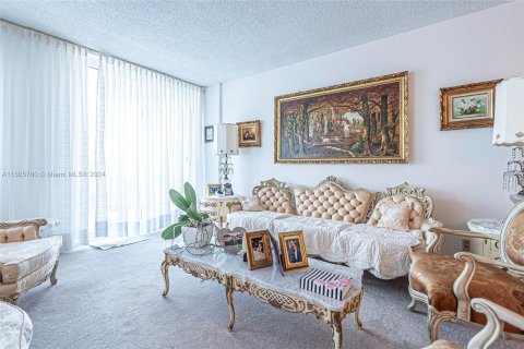 Condo in North Miami, Florida, 2 bedrooms  № 1226146 - photo 18