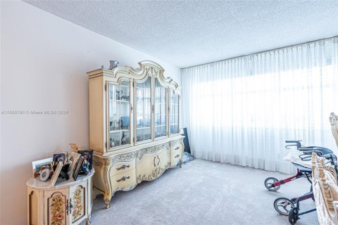 Condo in North Miami, Florida, 2 bedrooms  № 1226146 - photo 17