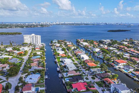 Condo in North Miami, Florida, 2 bedrooms  № 1226146 - photo 9