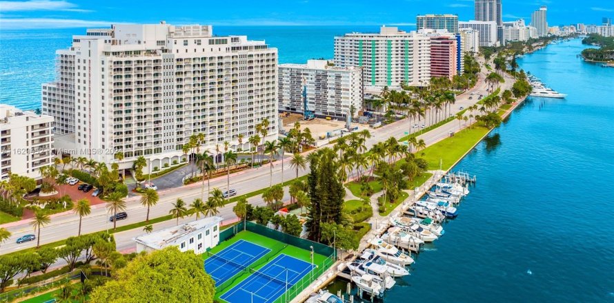 Condominio en Miami Beach, Florida, 2 dormitorios  № 1289225