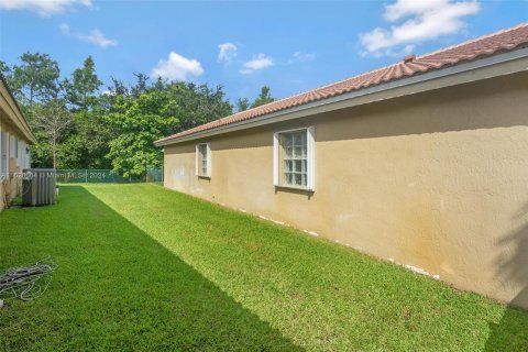 House in Pembroke Pines, Florida 4 bedrooms, 203.27 sq.m. № 1282705 - photo 18