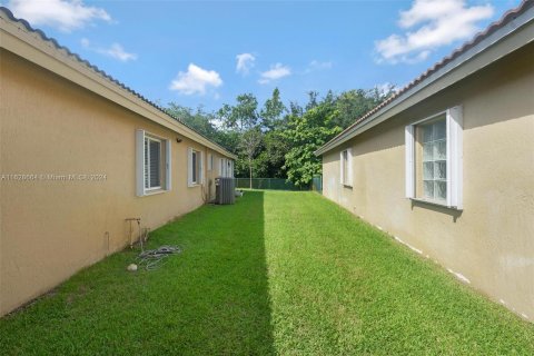 House in Pembroke Pines, Florida 4 bedrooms, 203.27 sq.m. № 1282705 - photo 17