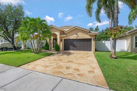 House in Pembroke Pines, Florida 4 bedrooms, 203.27 sq.m. № 1282705 - photo 1