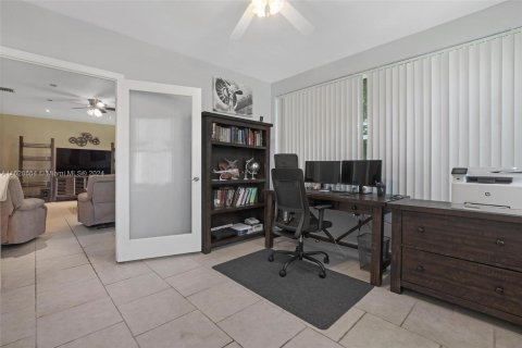 House in Pembroke Pines, Florida 4 bedrooms, 203.27 sq.m. № 1282705 - photo 8