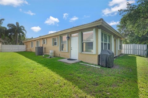 House in Pembroke Pines, Florida 4 bedrooms, 203.27 sq.m. № 1282705 - photo 19