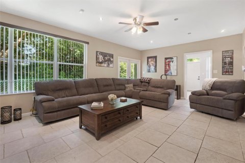 House in Pembroke Pines, Florida 4 bedrooms, 203.27 sq.m. № 1282705 - photo 14