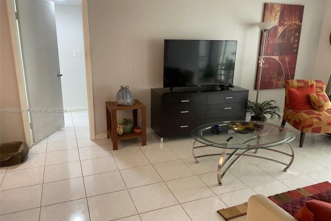 Condo in Miami, Florida, 2 bedrooms  № 1364904 - photo 7