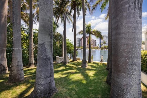 Casa en venta en Miami Beach, Florida, 6 dormitorios, 421.31 m2 № 1320737 - foto 20