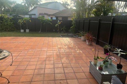 Casa en venta en Hialeah, Florida, 4 dormitorios, 239.32 m2 № 1320838 - foto 12