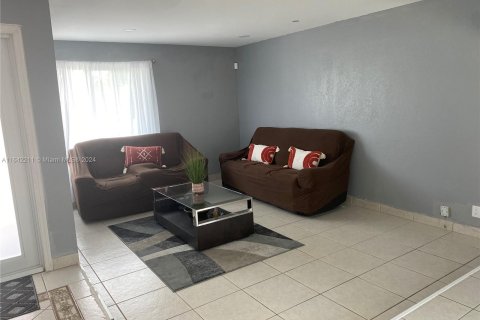 House in Hialeah, Florida 4 bedrooms, 239.32 sq.m. № 1320838 - photo 4