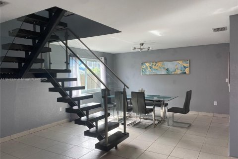 Casa en venta en Hialeah, Florida, 4 dormitorios, 239.32 m2 № 1320838 - foto 3