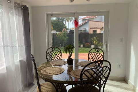 Casa en venta en Hialeah, Florida, 4 dormitorios, 239.32 m2 № 1320838 - foto 6