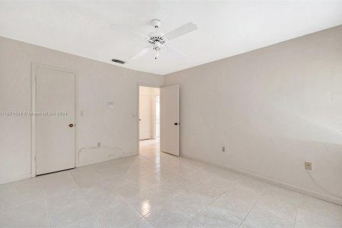 House in Miami, Florida 3 bedrooms, 219.44 sq.m. № 1393517 - photo 17