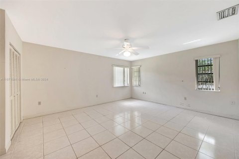 House in Miami, Florida 3 bedrooms, 219.44 sq.m. № 1393517 - photo 26