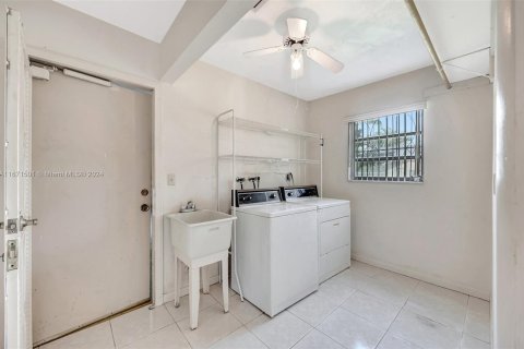 Casa en venta en Miami, Florida, 3 dormitorios, 219.44 m2 № 1393517 - foto 30