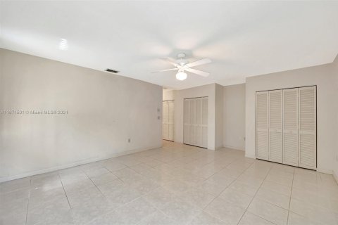 House in Miami, Florida 3 bedrooms, 219.44 sq.m. № 1393517 - photo 28