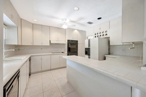 Casa en venta en Miami, Florida, 3 dormitorios, 219.44 m2 № 1393517 - foto 10