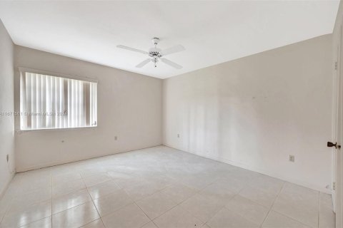 House in Miami, Florida 3 bedrooms, 219.44 sq.m. № 1393517 - photo 16