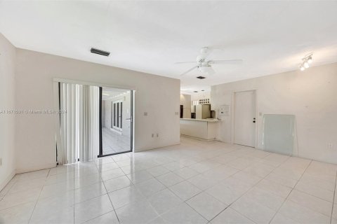 House in Miami, Florida 3 bedrooms, 219.44 sq.m. № 1393517 - photo 13