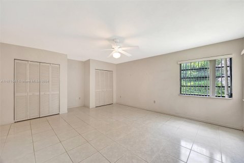 House in Miami, Florida 3 bedrooms, 219.44 sq.m. № 1393517 - photo 27