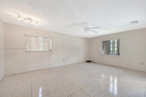 House in Miami, Florida 3 bedrooms, 219.44 sq.m. № 1393517 - photo 15