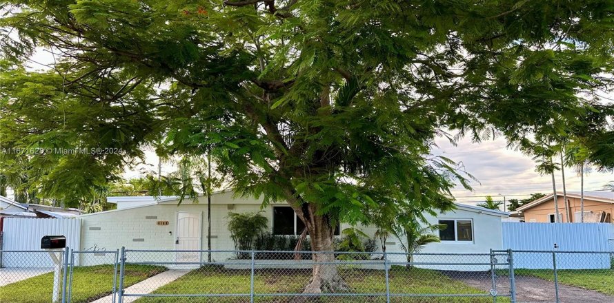 House in Miami, Florida 3 bedrooms, 186.45 sq.m. № 1393520