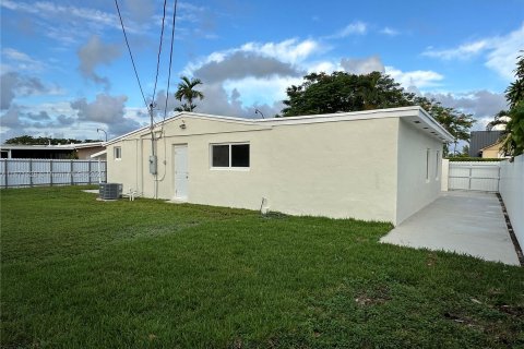 House in Miami, Florida 3 bedrooms, 186.45 sq.m. № 1393520 - photo 8