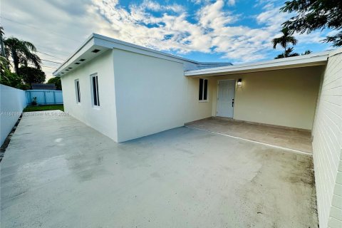 House in Miami, Florida 3 bedrooms, 186.45 sq.m. № 1393520 - photo 7