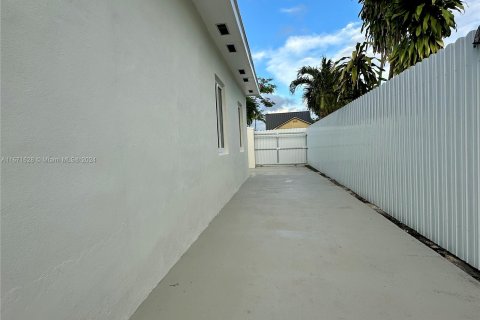 Casa en venta en Miami, Florida, 3 dormitorios, 186.45 m2 № 1393520 - foto 10