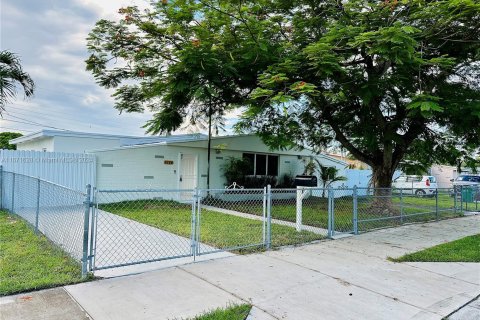 House in Miami, Florida 3 bedrooms, 186.45 sq.m. № 1393520 - photo 2