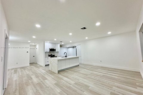 Casa en venta en Miami, Florida, 3 dormitorios, 186.45 m2 № 1393520 - foto 16