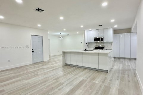 Casa en venta en Miami, Florida, 3 dormitorios, 186.45 m2 № 1393520 - foto 12