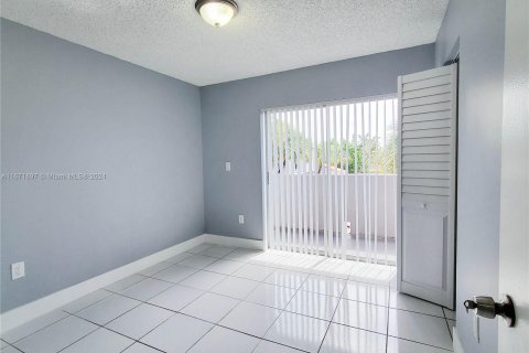 Condo in Hialeah, Florida, 2 bedrooms  № 1393567 - photo 18